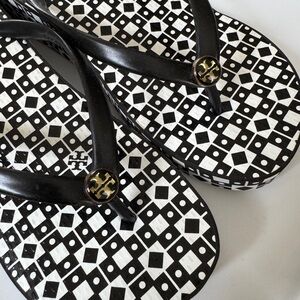 Tory Burch Thandie Wedge Geometric Black and White Sandals Size 7 NEW